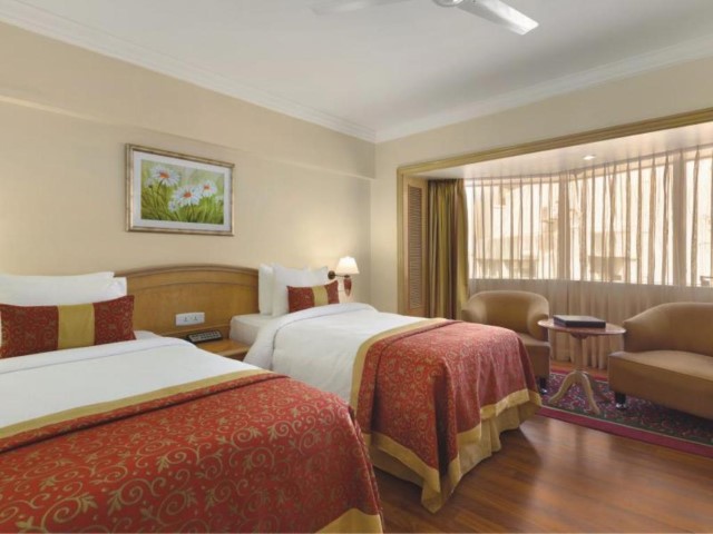 Ramada Plaza by Wyndham Palm Grove gallery image 1